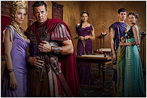 Spartacus: Lanetlilerin Savaşı (TV Dizisi 2010 - 2013) 8 inç x 10 inç FOTOĞRAF Lucy Lawless Craig Parker/Viva Bianca ve Tom