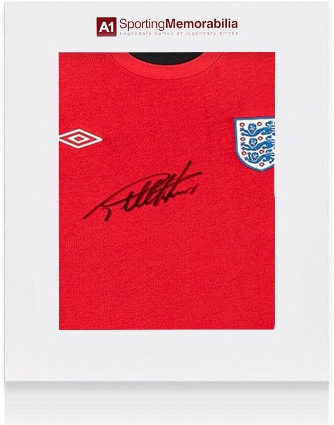 1966 İngiltere Umbro Çoğaltma Forması T-Shirt Tarafından İmzalanmış Sir Geoff Hurst - Hediye Kutusu İmzalı Futbol Formaları