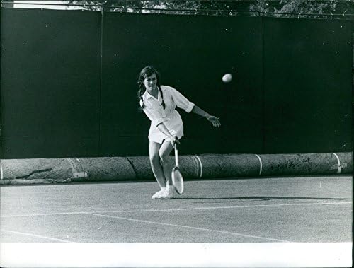 Marie Odile Bouchet'in tenis oynarken çekilmiş vintage fotoğrafı.