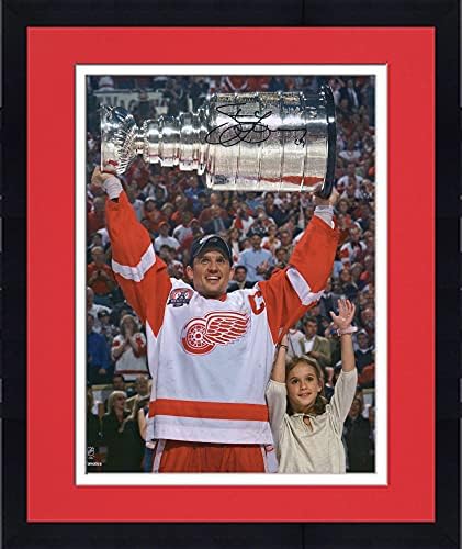 Çerçeveli Steve Yzerman Detroit Red Wings İmzalı 16 x 20 Yükseltme Kupası Fotoğrafı-İmzalı NHL Fotoğrafları