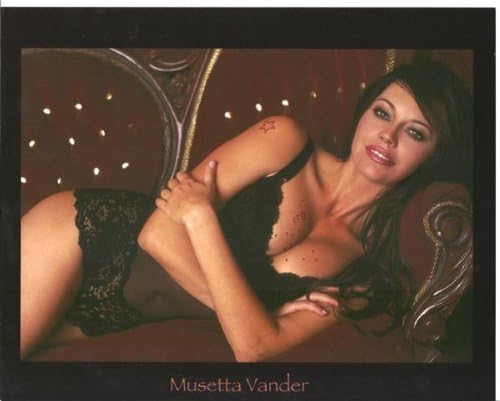 Musetta Vander ncıs'ten Kanepede Uzanıyor 8 x 10 Fotoğraf